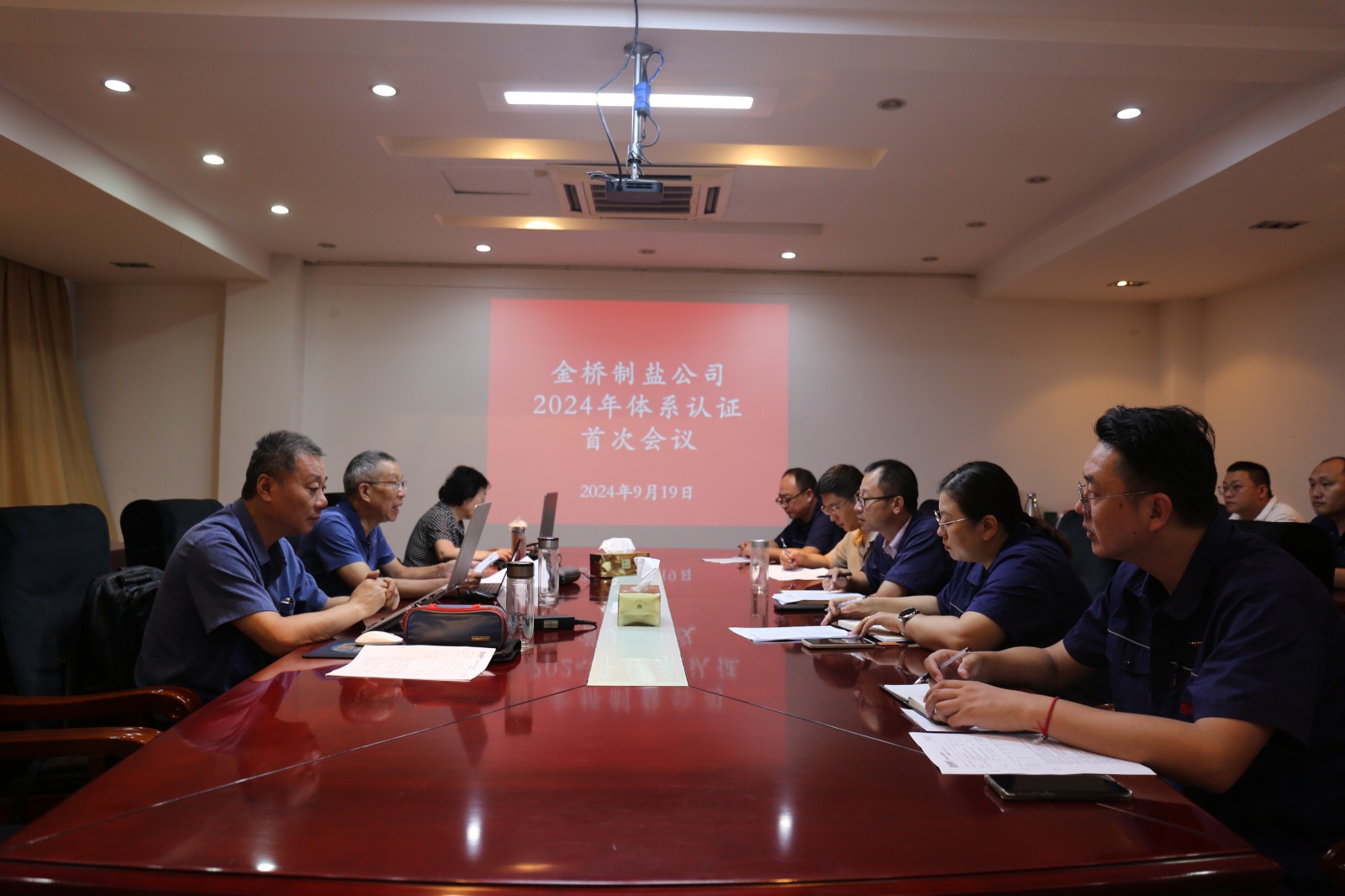 近日，金橋制鹽公司通過北京世標認證中心審核，給予食品安全管理體系、環(huán)境管理體系和職業(yè)健康安全管理體系認證“保持認證資格”的監(jiān)督審核結論，給予質量管理體系認證“再次注冊”的再認證審核結論。通過審核，是對公司精細化管理成果的檢驗，促進公司內控管理水平持續(xù)提升。（李曉月）