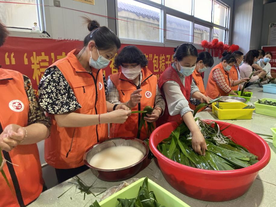 青口供電所黨支部聯(lián)合生產(chǎn)生活服務(wù)中心分會、黃沙坨社區(qū)，共同舉辦“悠悠艾草香 濃濃端午情”系列活動。.png